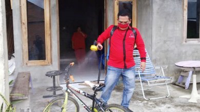 Photo of Wakil Ketua DPRD Langkat Ralin Sinulingga Turun Tangan Lakukan Penyemprotan Disinfektan Dari Rumah Ke Rumah