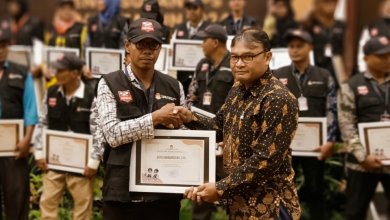 Photo of Coklit Tercepat Di Langkat, KPU Sumut Beri Penghargaan Kepada Pantarlih Bayu Rahmansyah