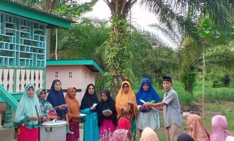 Ketua BKM Al Hamzah Bersama Masyarakat Kamoung Ujung Tanjung Berbagi Takjil